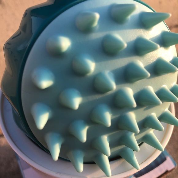 Cat Grooming Brush and Pet Massager - Reduce Shedding and Loose Hair - Picture 4 of 8